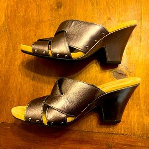 BRAND NEW, Rare, all leather, B•Flexible pewter studded Bandolino wedge heel 🔥